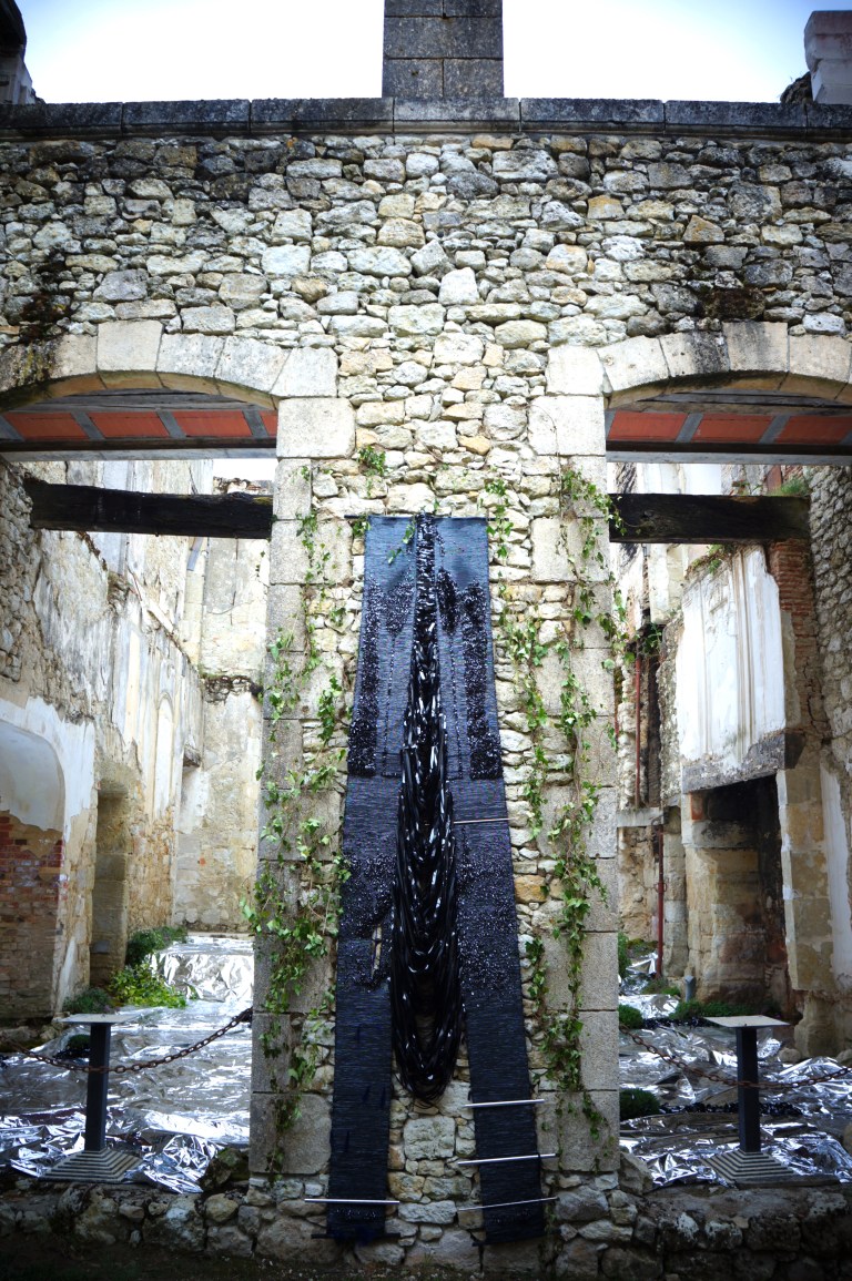 Je t'aime quand même_Installation_Les chemins d'art en Armagnac_Nawelle Aïnèche_2019